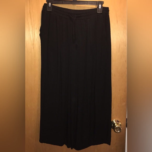 Black Crop Pants w/pockets - Picture 4 of 4